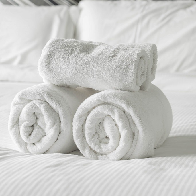 Białe ręczniki hotelowe